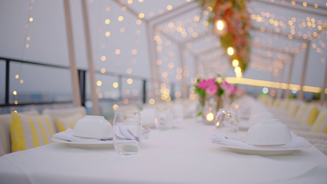 婚礼宴席上装饰的白色餐桌视频素材