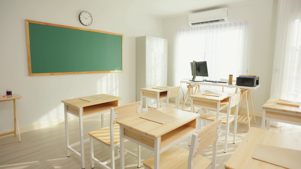 小学的空教室，桌下只有椅子。放假期间的学校，幼儿园在学期休息或学期结束时没有学生的教学教室视频素材