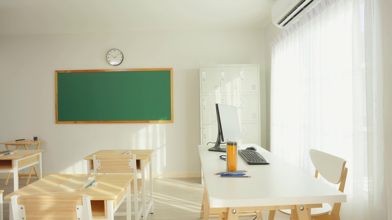 小学的空教室，桌下只有椅子。放假期间的学校，幼儿园在学期休息或学期结束时没有学生的教学教室视频素材