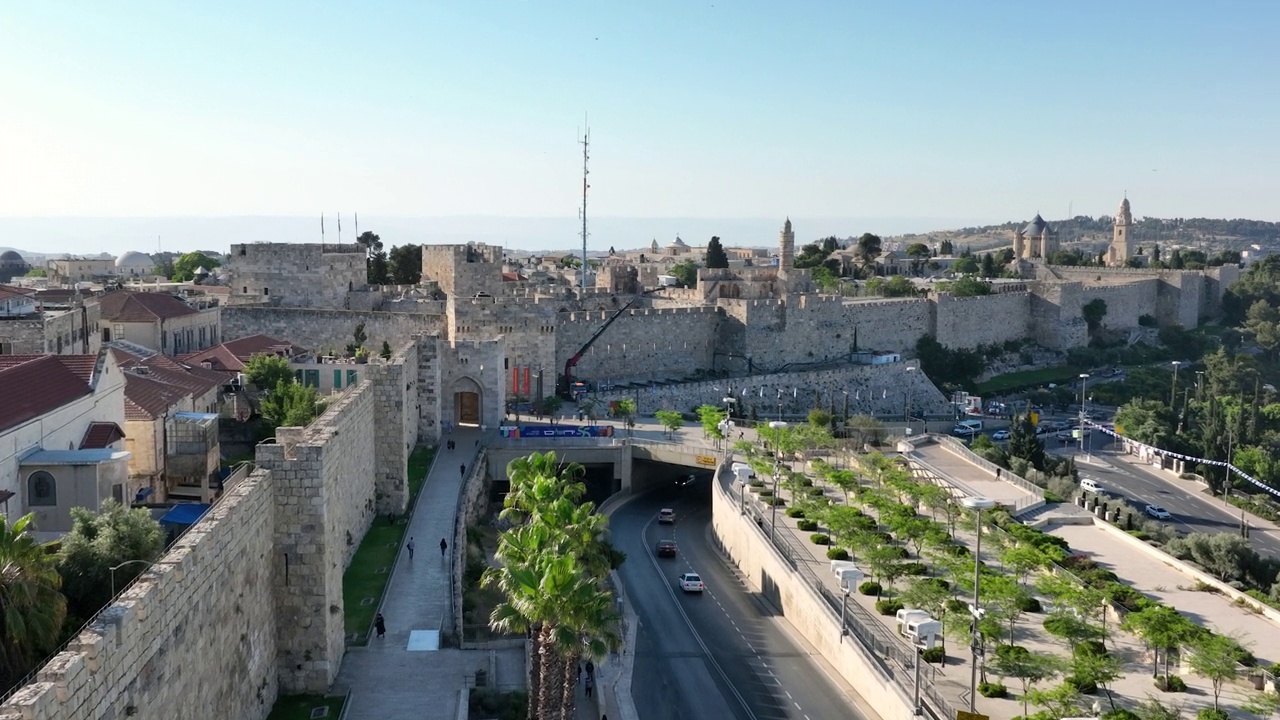 耶路撒冷老城的鸟瞰图——朝向城墙和雅法门视频下载