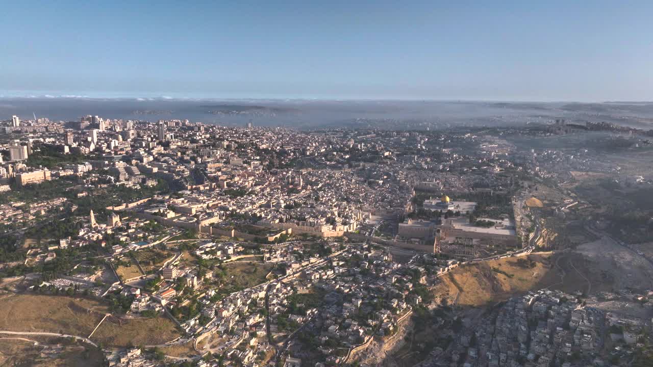鸟瞰圣殿山，圆顶清真寺和阿克萨清真寺与古老的城墙视频下载