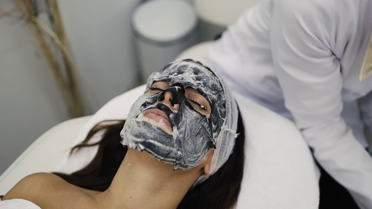 年轻女子在皮肤科医生的办公室做面膜治疗视频下载