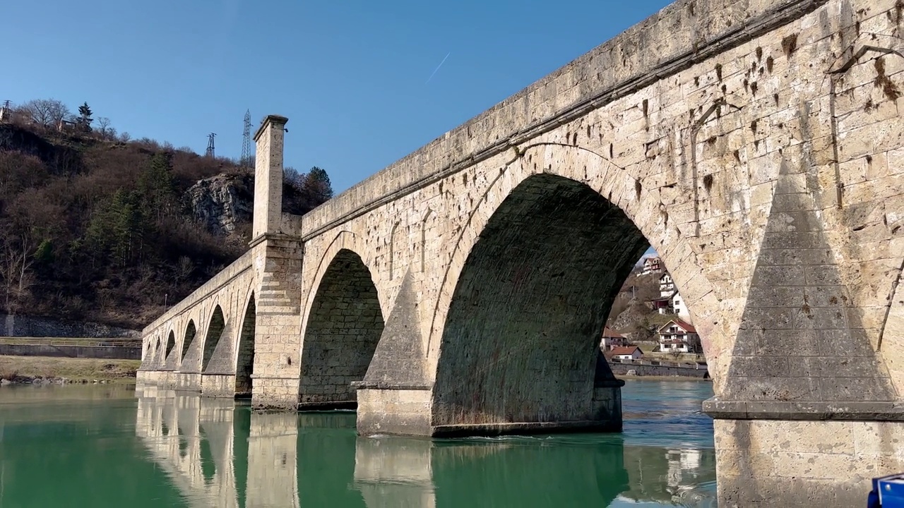 德里纳河上的古老石桥，默罕默德·帕夏·索科洛维奇的作品视频下载