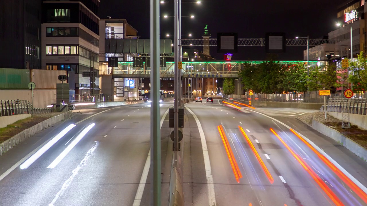 哥德堡夜晚宽阔的城市道路上，灯光追踪交通流量，时间流逝放大视频素材