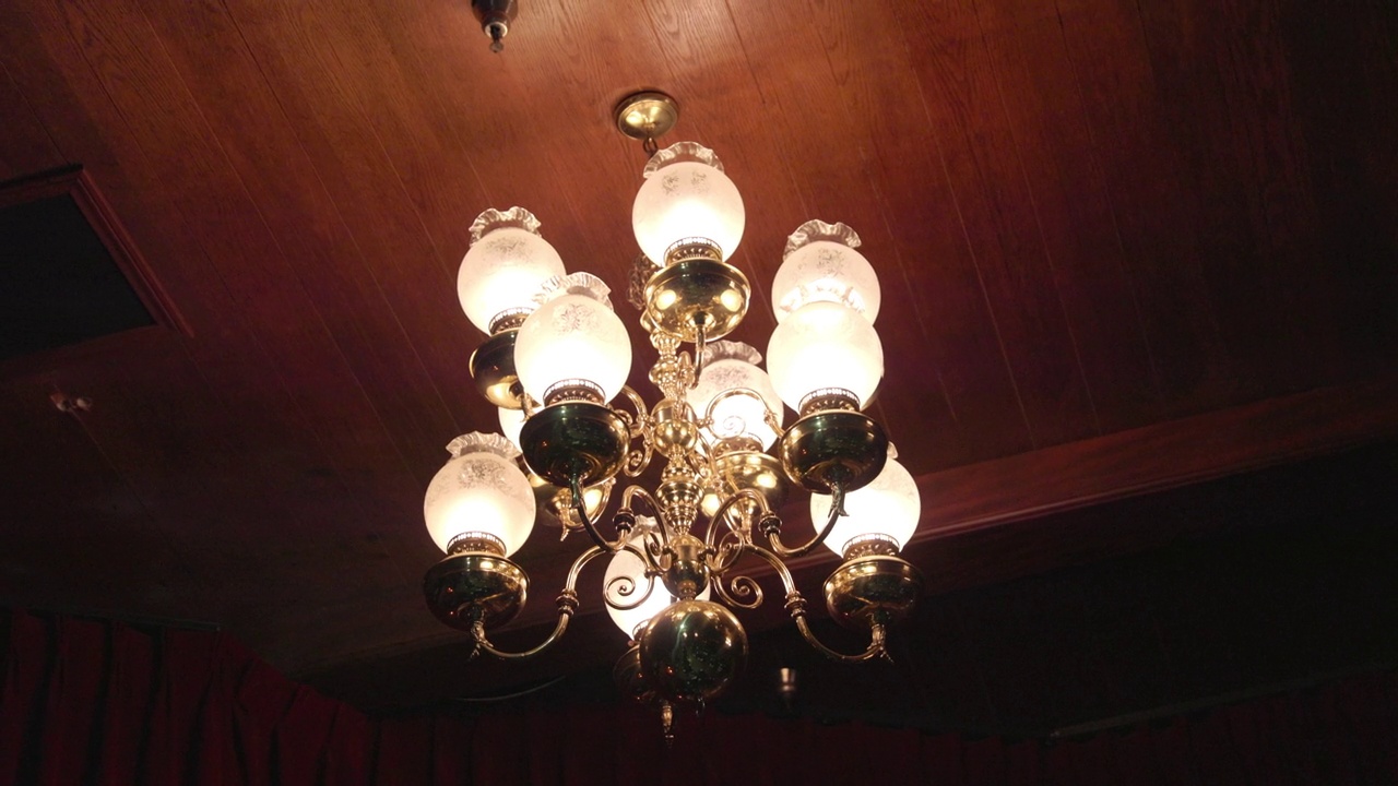 老房子里精美的古董顶灯视频下载