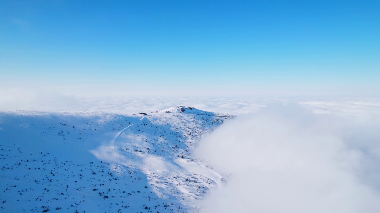 雪峰滑雪场的小屋在山顶上的云上面Borovets视频下载