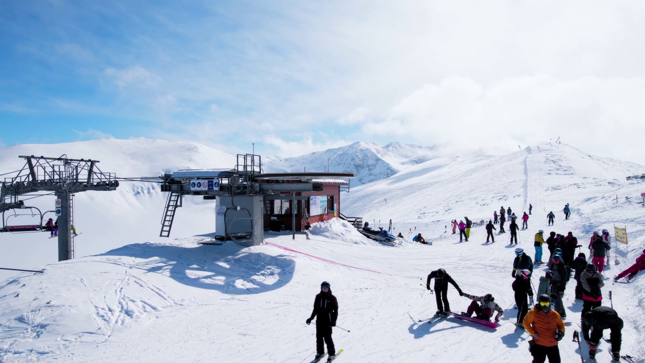 雪峰滑雪场山顶缆车站稳定的云Borovets视频下载