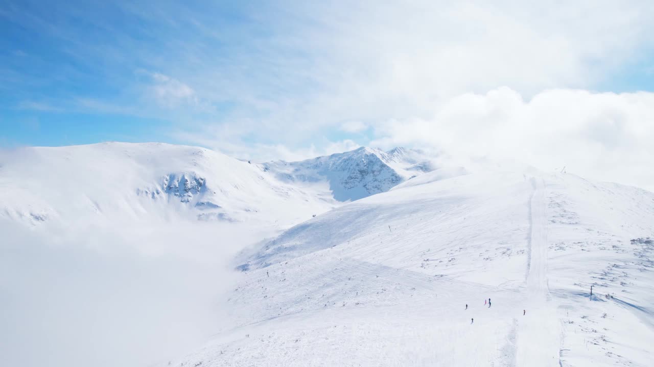 雪峰滑雪场较低揭示电梯站人群云Borovets视频下载