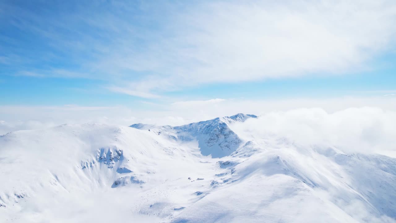 雪峰滑雪场从山顶向下揭示滑雪场云Borovets视频下载