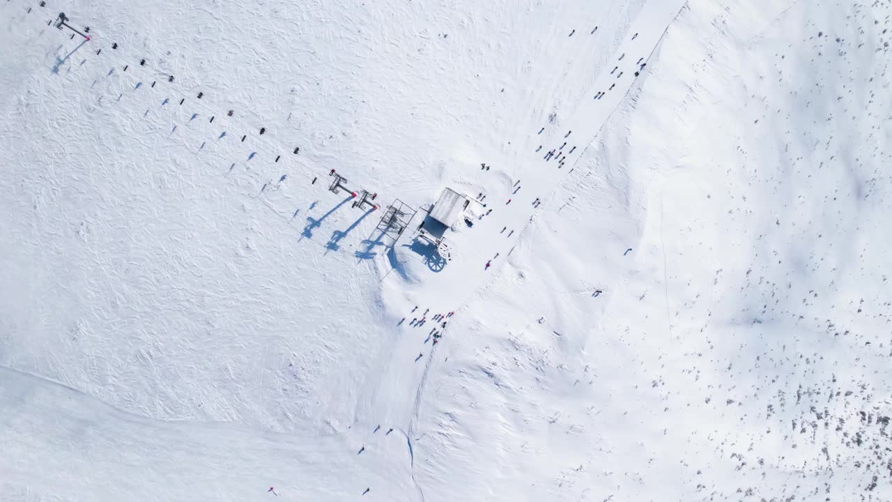 雪峰滑雪场缆车站高上向下稳定云Borovets视频下载