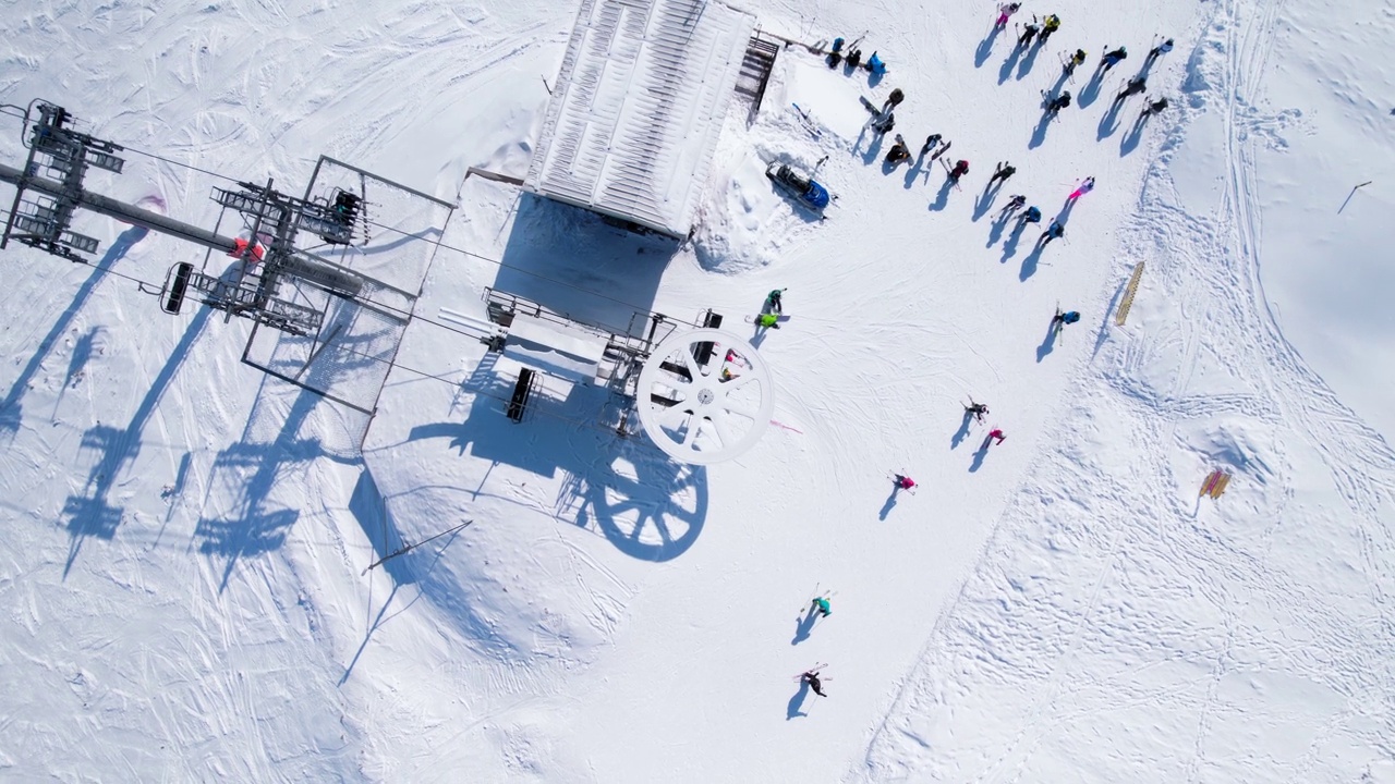 雪峰滑雪场缆车站游客人群轮稳上升云霄视频下载