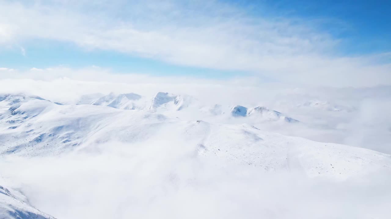 雪峰滑雪场飞向前方揭示云层上的多个山峰Borovets视频下载