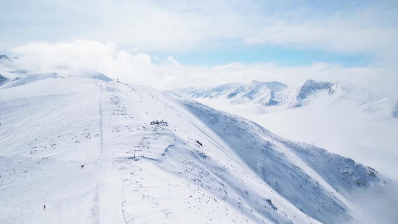 雪峰滑雪场高耸入云Borovets视频下载