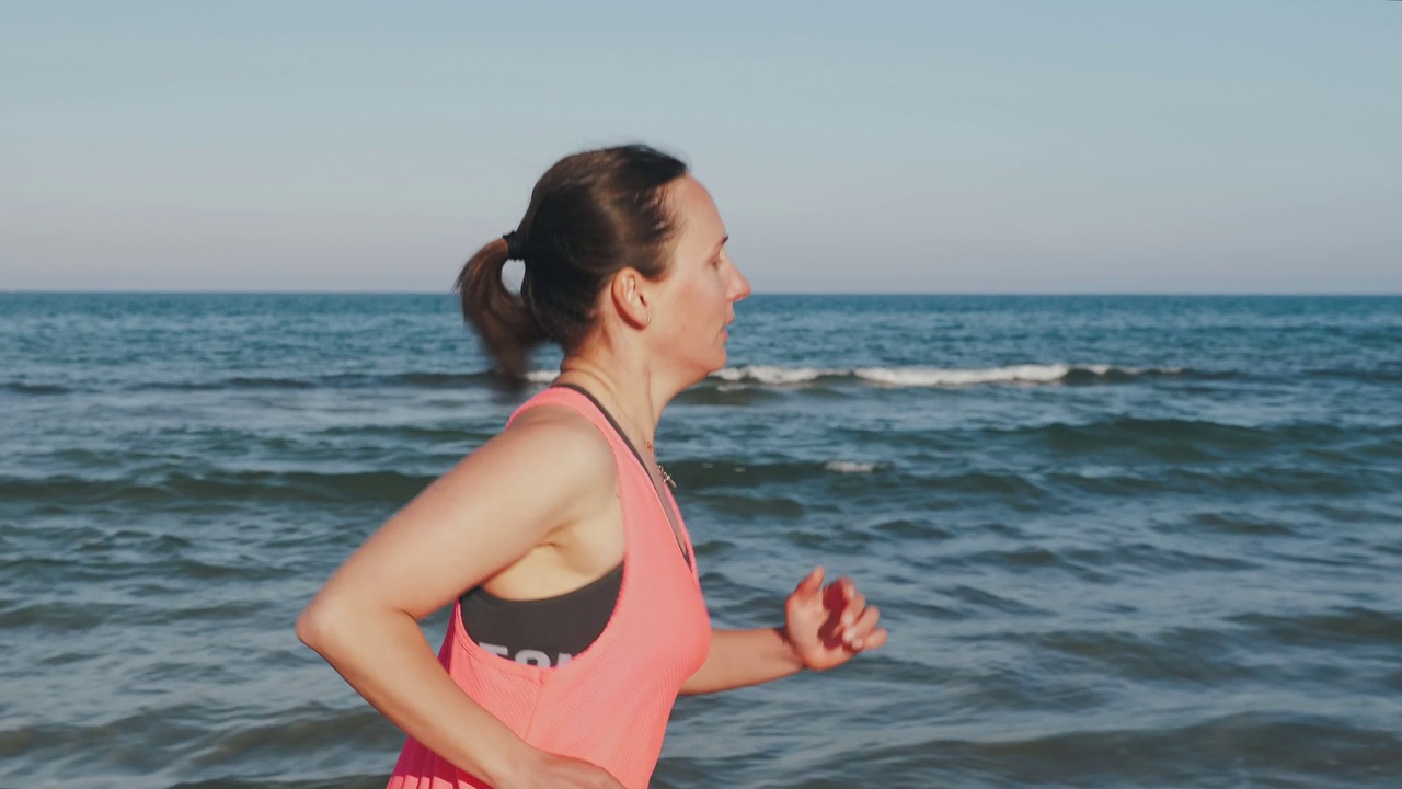每天早上沿着海滩跑步的女性是她日常生活的一部分视频下载