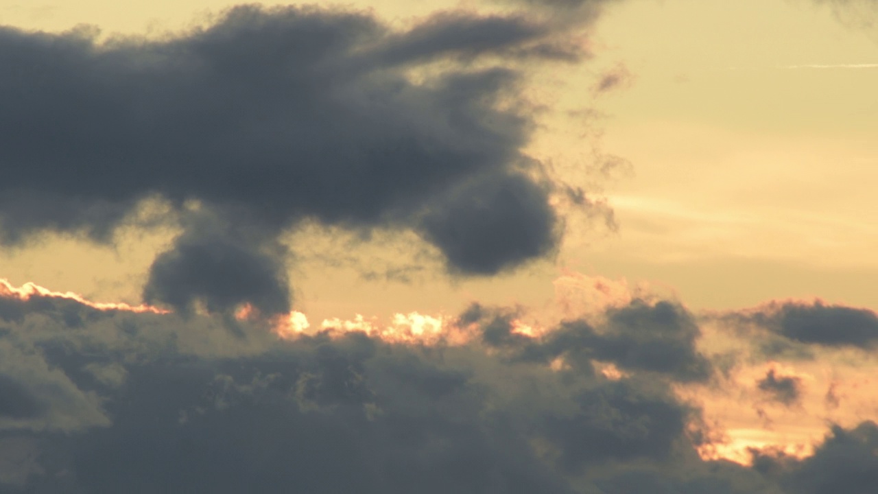 天空中的云在日落时流动。时间流逝视频素材