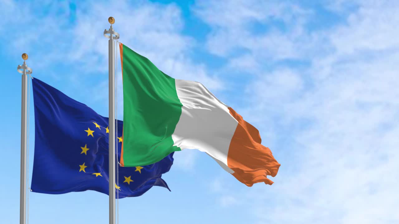 爱尔兰和欧盟旗帜飘扬的无缝循环慢镜头视频素材