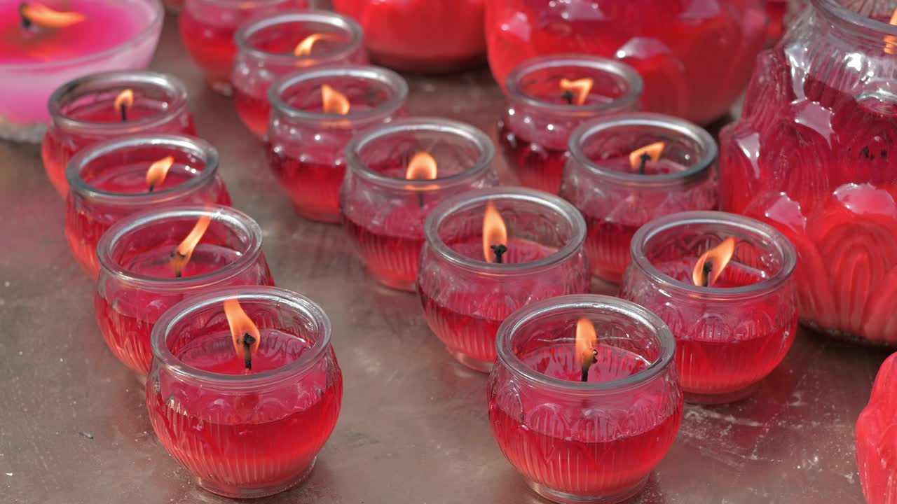 红烛在佛教寺庙燃烧视频下载