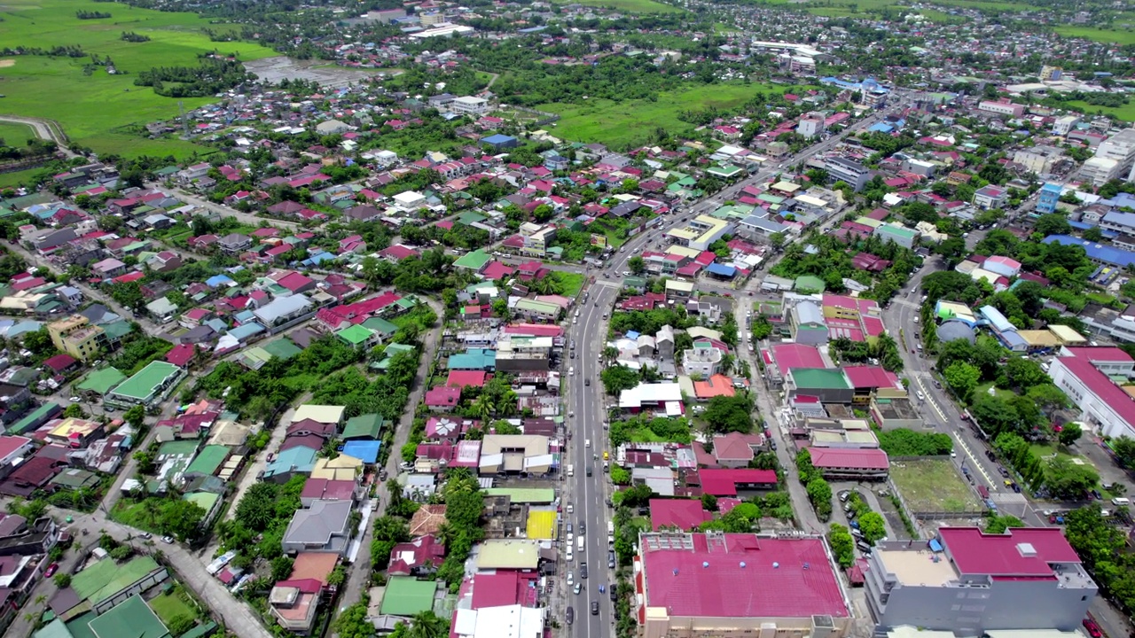 无人机在一个小城市上空拍摄视频下载