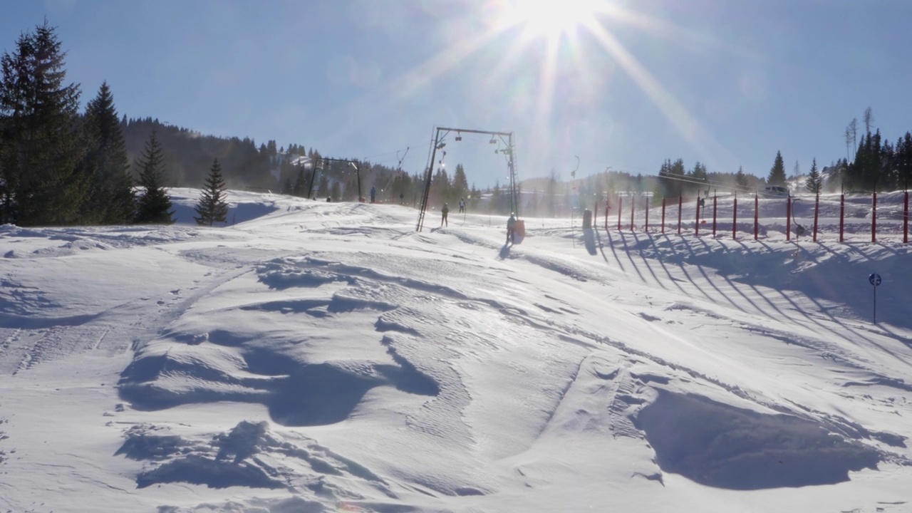 滑雪场附近升降机上的强风和从地面扬起的雪-慢镜头视频下载