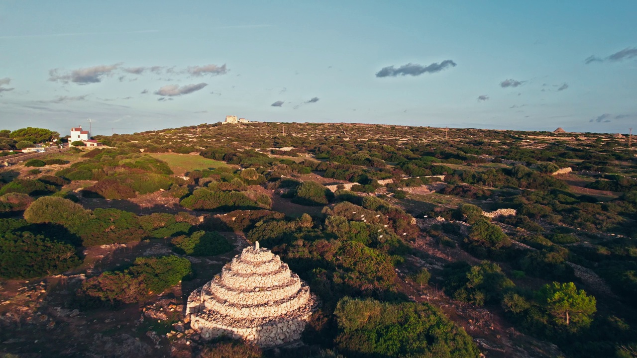 在梅诺卡岛自然中心的西班牙岩石建筑的无人机视图。视频素材