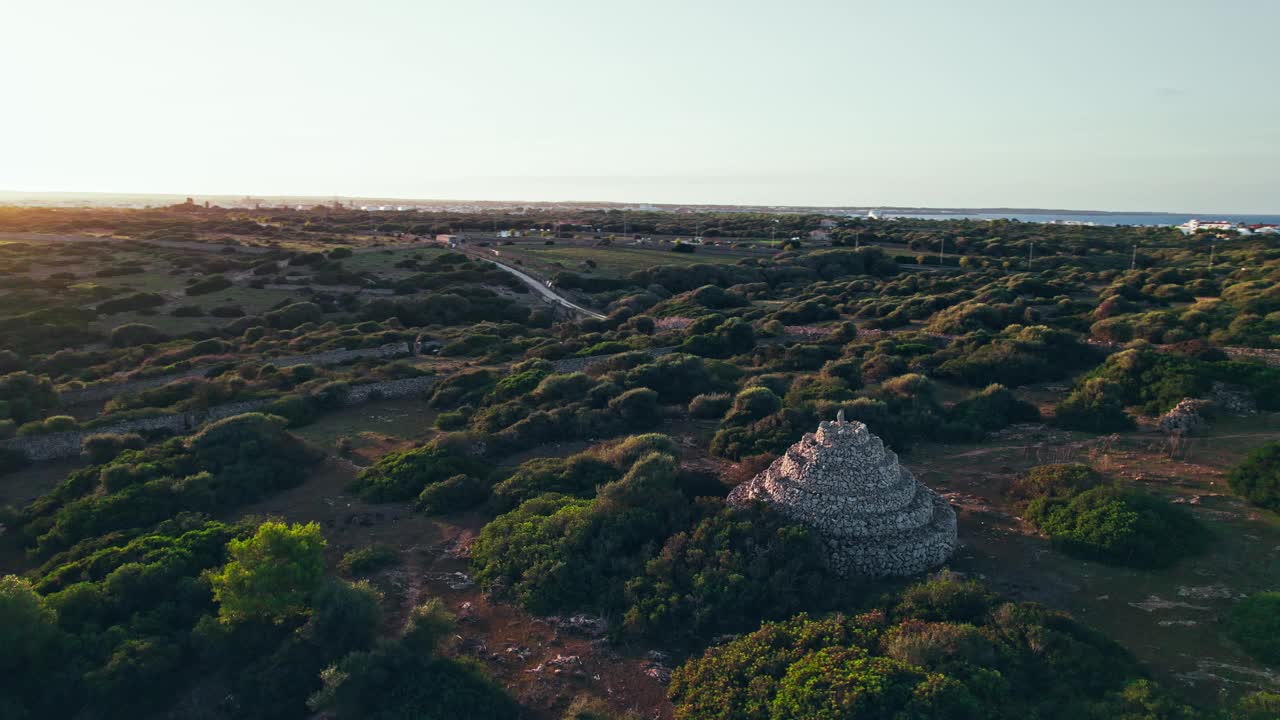 在梅诺卡岛自然中心的西班牙岩石建筑的无人机视图。视频素材
