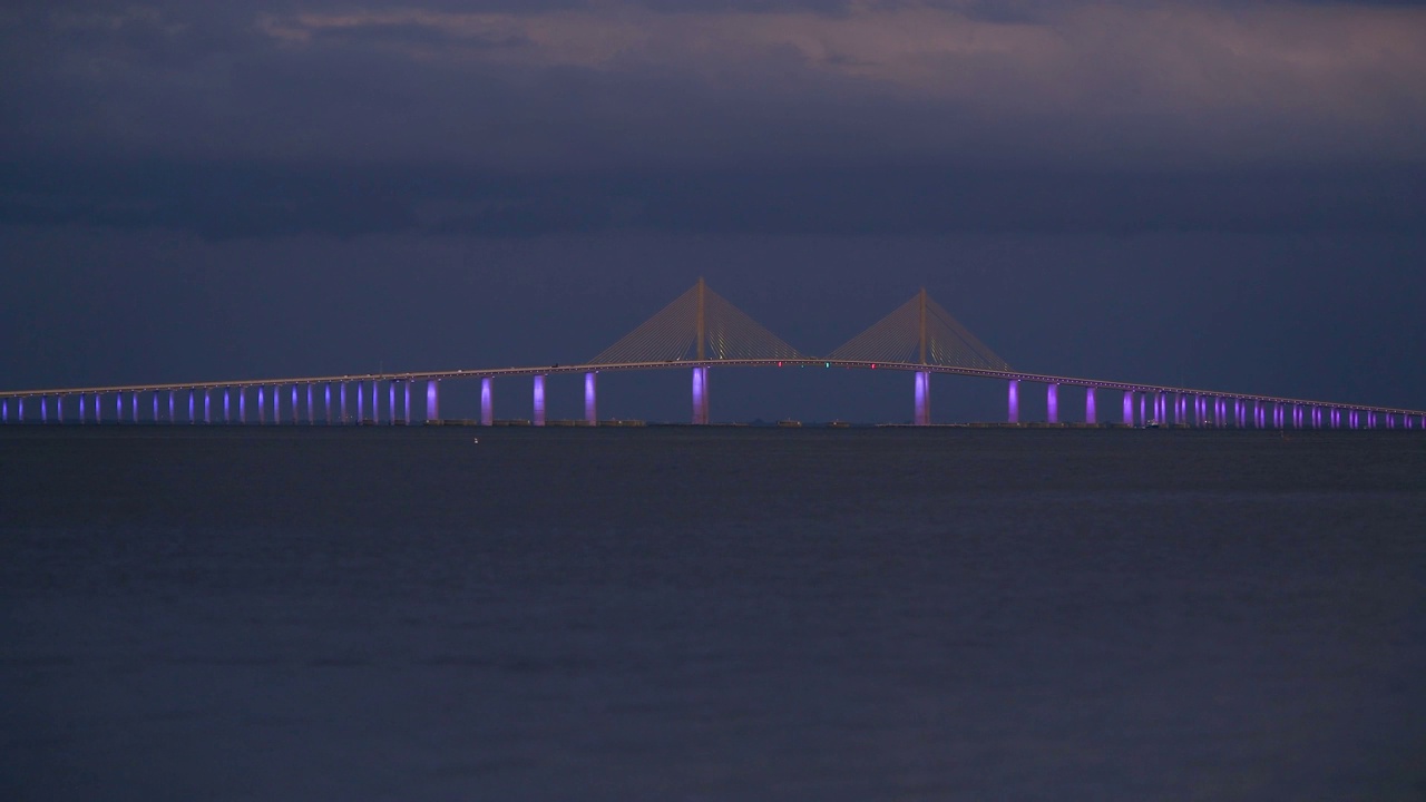 黄昏时的阳光天桥-黄昏时的阳光天桥被彩色灯光照亮。圣彼得堡，佛罗里达州，美国。视频下载