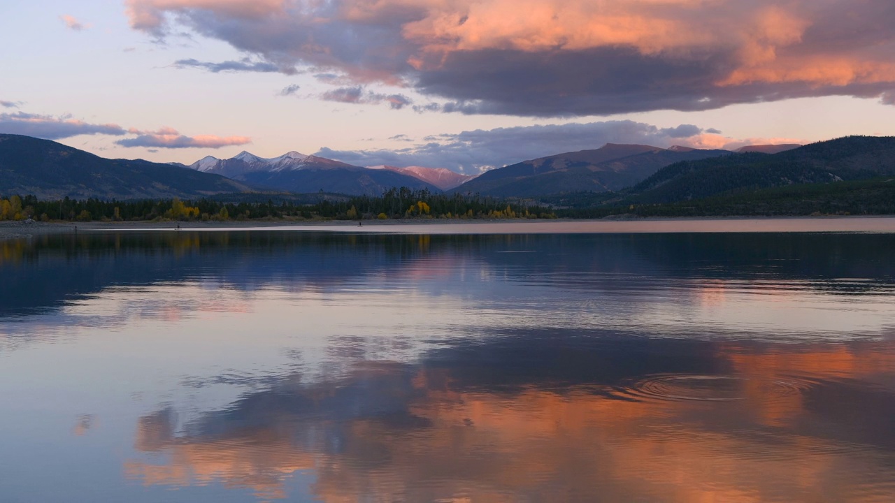 秋日日落山湖——在美国科罗拉多州顶峰县，宁静的秋日傍晚，狄龙水库上五彩缤纷的日落。视频下载