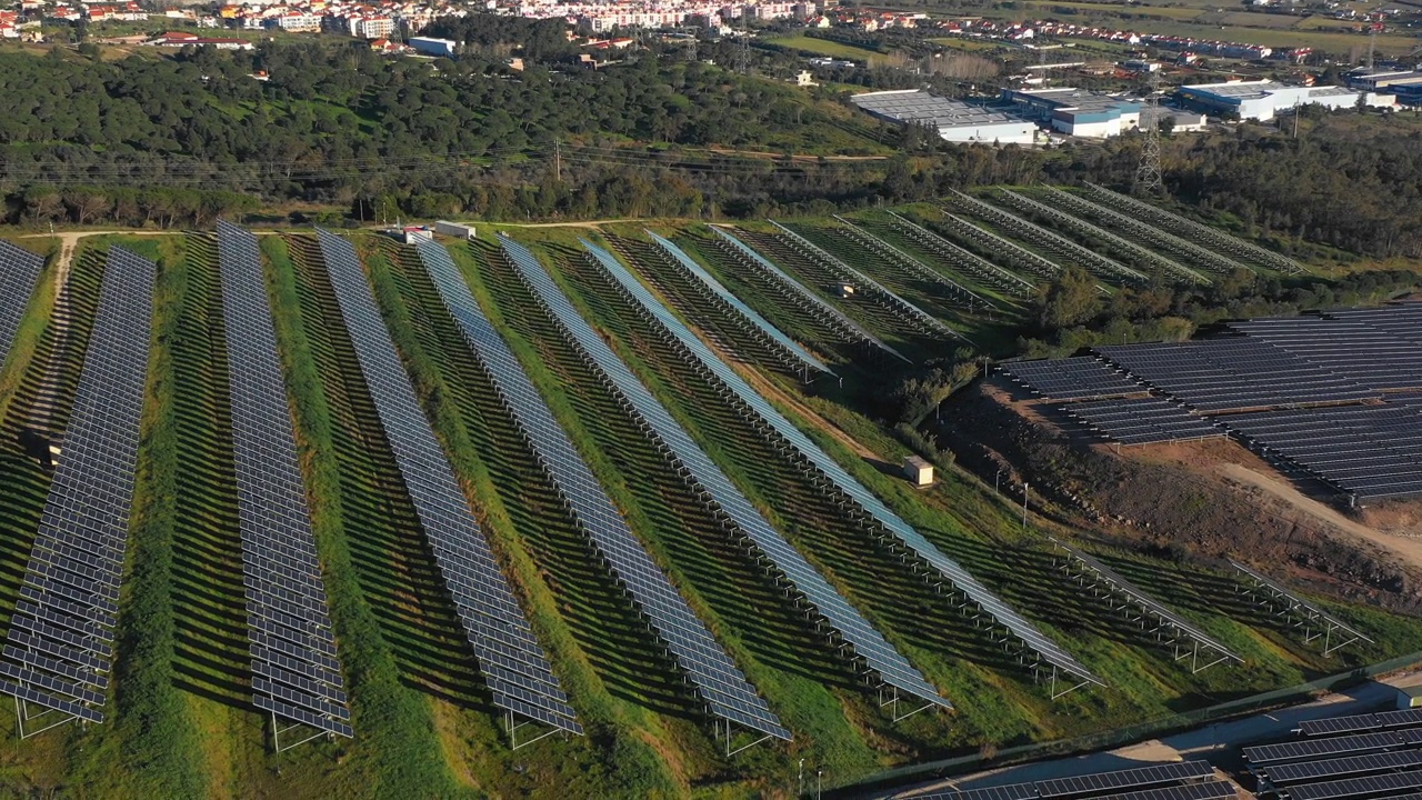 太阳能电池板农场的鸟瞰图视频素材