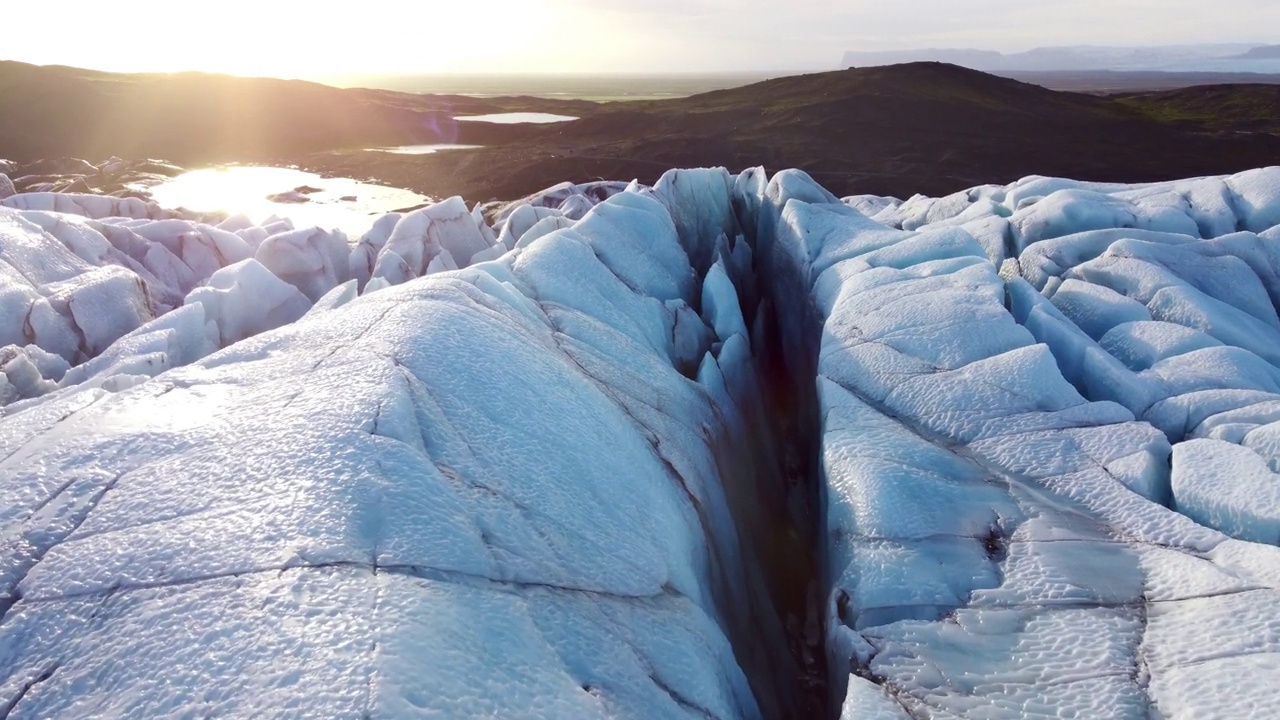 冰川冰岛瓦特纳冰川纯蓝冰冰冻水冬季景观白雪冰山北极山地环境鸟瞰融化的全球变暖春季旅游目的地4k视频下载