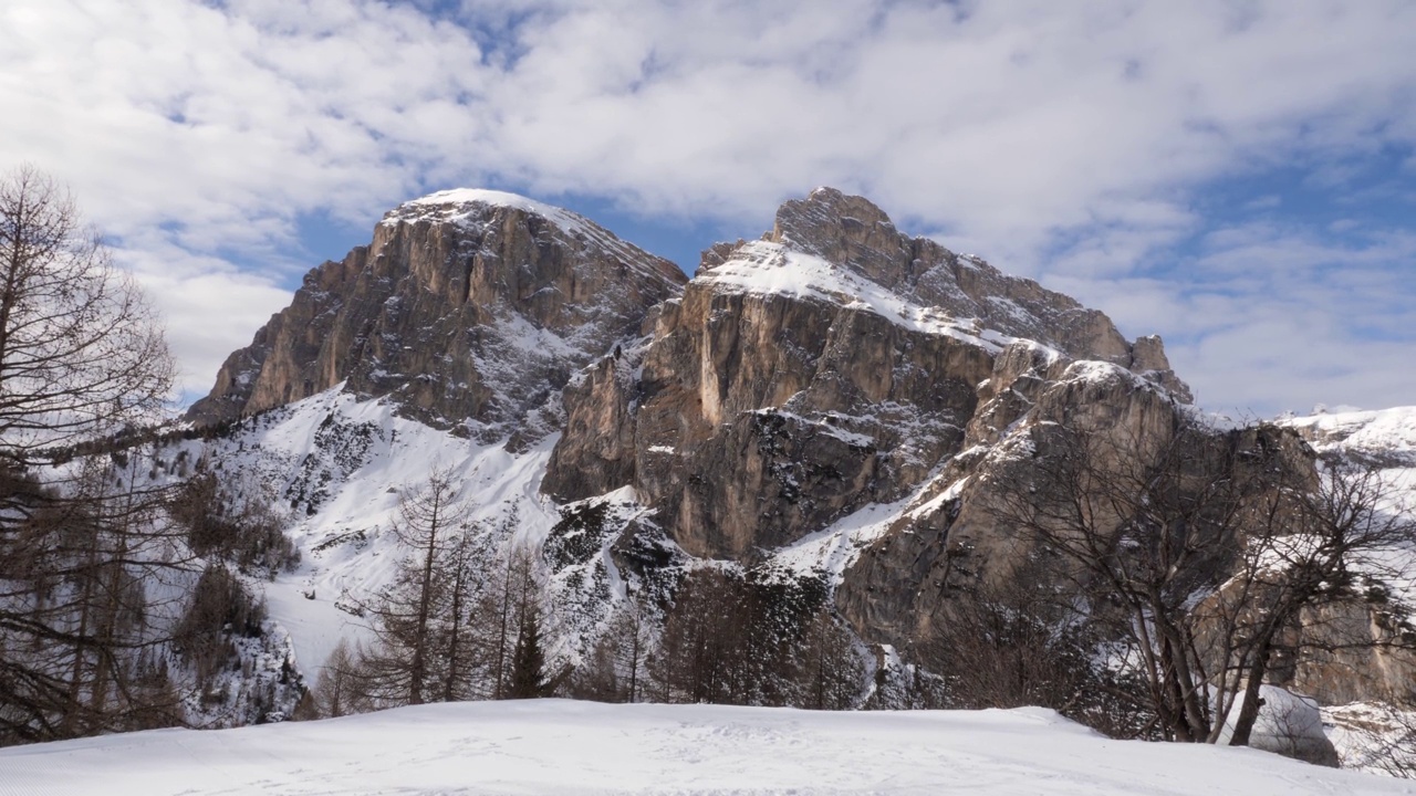 在美丽的冬日阳光明媚的一天，意大利白云石山脉的白雪覆盖的岩石。视频下载