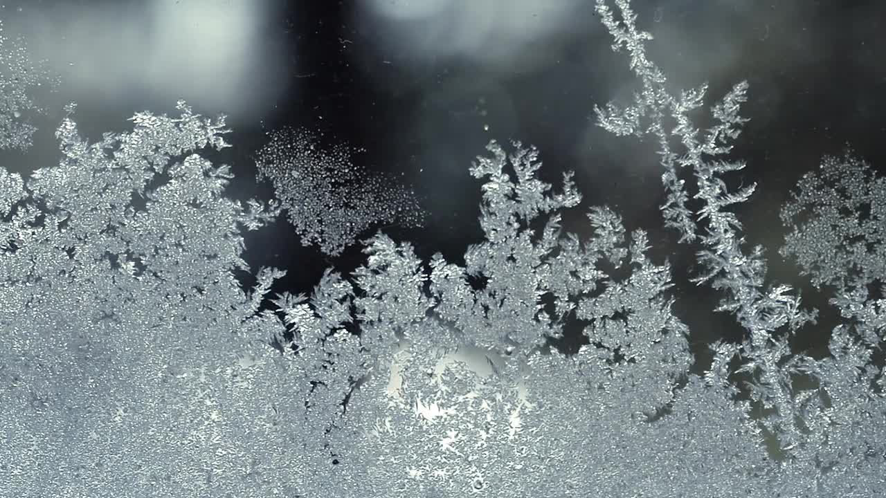 冬日窗户上的近距离霜冻图案视频素材