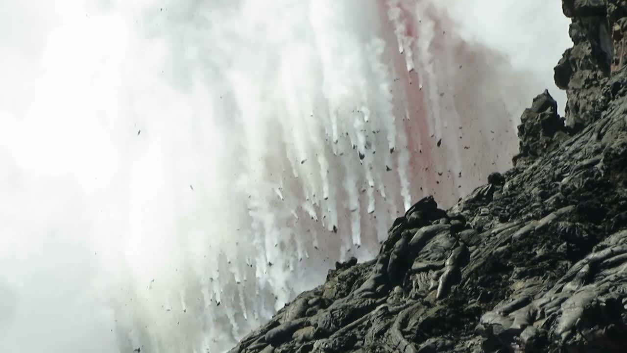 基拉韦厄火山上的消防水带熔岩视频下载
