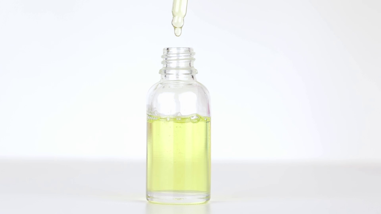 一滴油从移液管滴进化妆品玻璃瓶视频素材