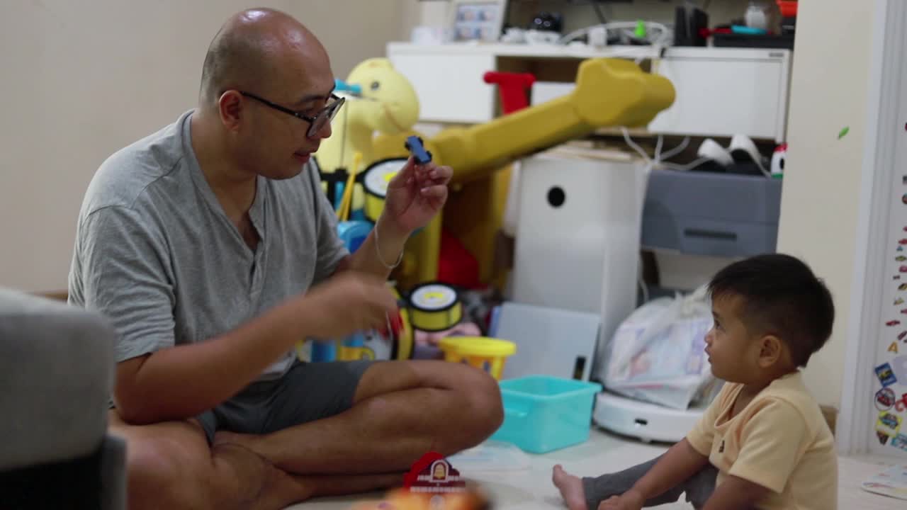 亚洲父亲和小儿子在家里玩耍视频下载