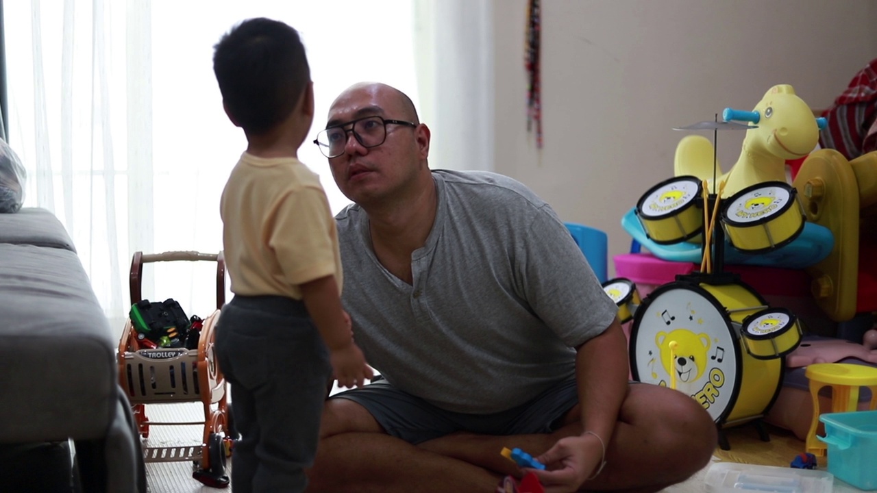 亚洲父亲和小儿子在家里玩耍视频下载