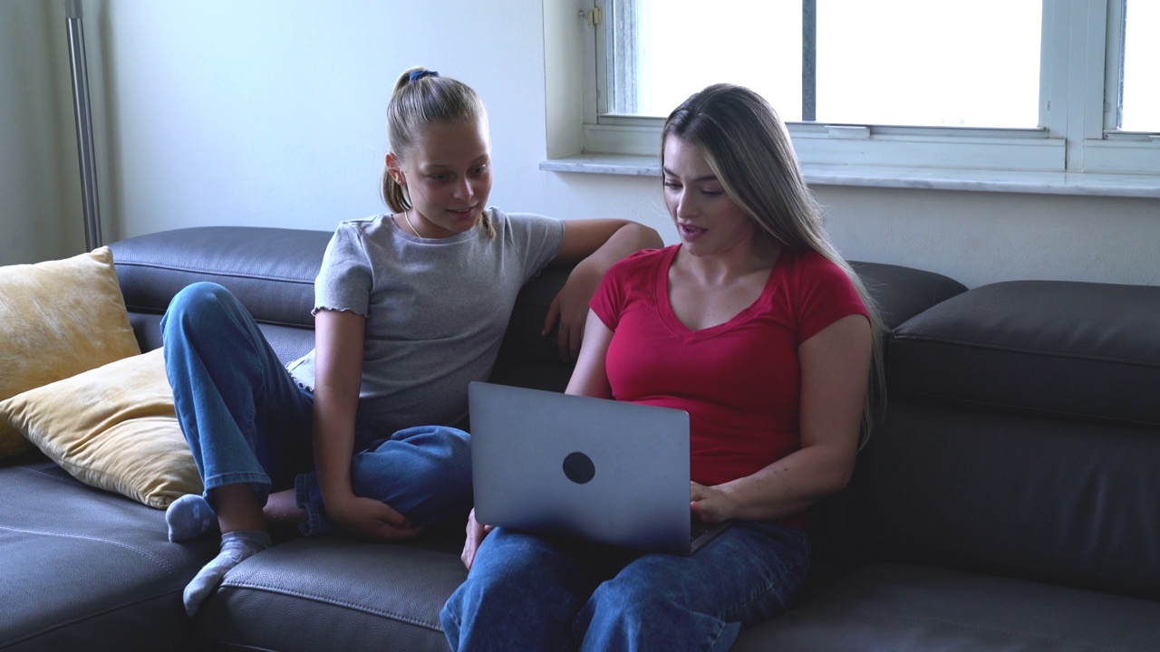 妈妈和女儿在客厅的沙发上玩笔记本电脑视频下载
