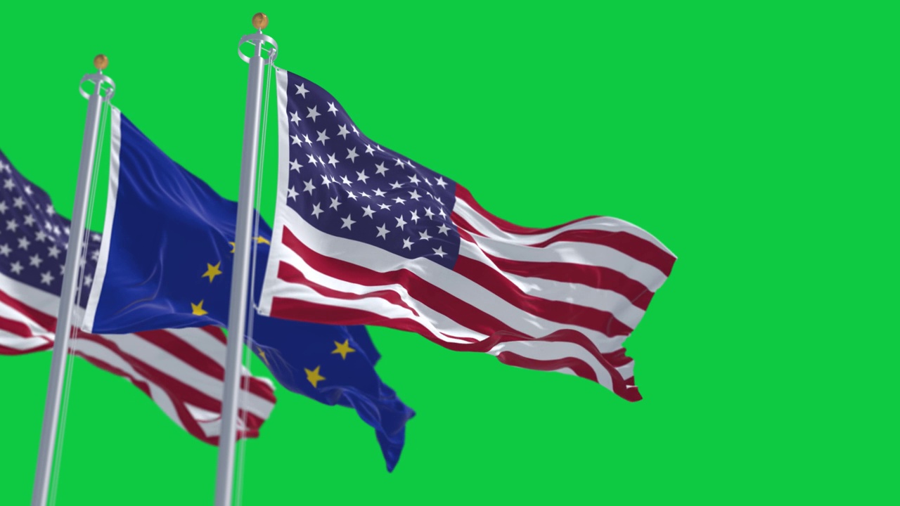 美国和欧盟的旗帜在绿色背景上相互隔离视频素材
