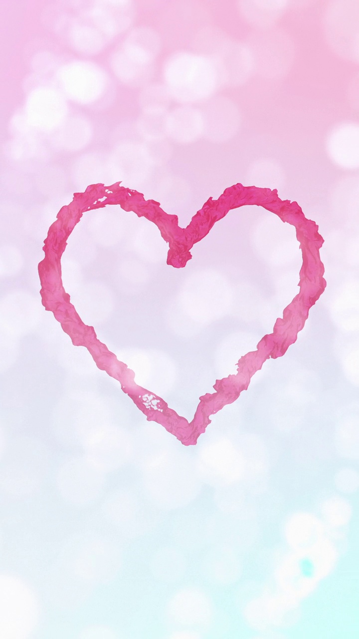 粉红色液体心脏在柔和的粉蓝色散景背景上旋转视频素材