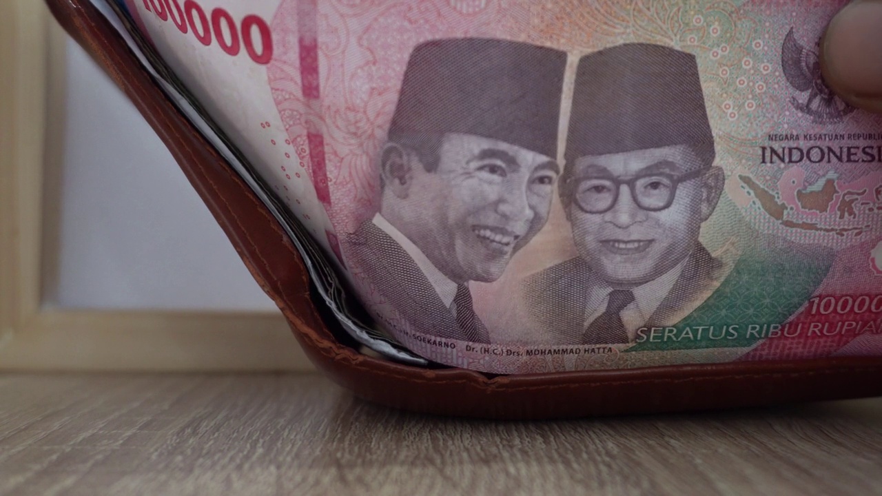 从钱包里拿出10万卢比。印尼盾是印尼的纸币货币视频下载