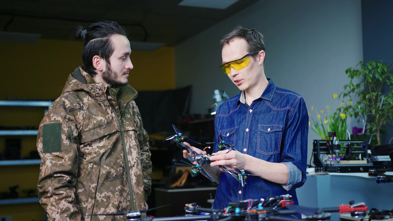 工程师向士兵展示新技术fpv神风战斗无人轰炸机视频素材
