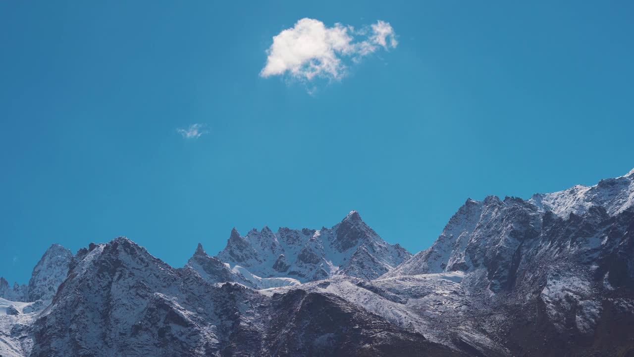 在印度喜马偕尔邦的拉豪尔和斯皮提地区，冬季斯皮提山谷积雪覆盖的山峰的4K镜头。在冬天，斯皮提的积雪覆盖的山峰。视频素材