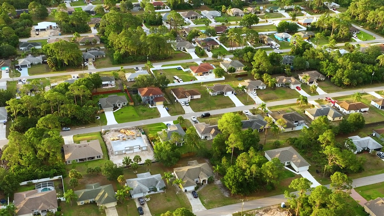 佛罗里达州安静的乡村地区，绿色棕榈树之间的郊区私人房屋的空中景观视图视频素材
