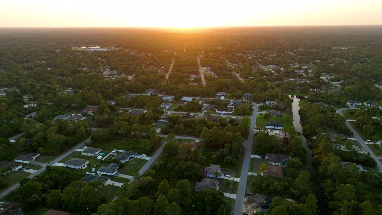 郊区景观鸟瞰图，私人住宅之间的绿色棕榈树在佛罗里达州安静的住宅区视频素材