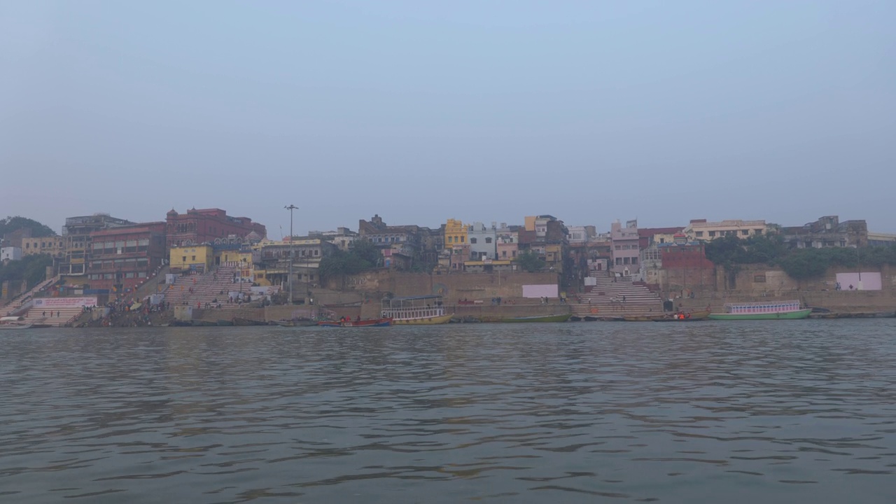 印度瓦拉纳西的恒河(Ganga)上的高止山脉，从一艘漂浮在河中的船上看视频下载