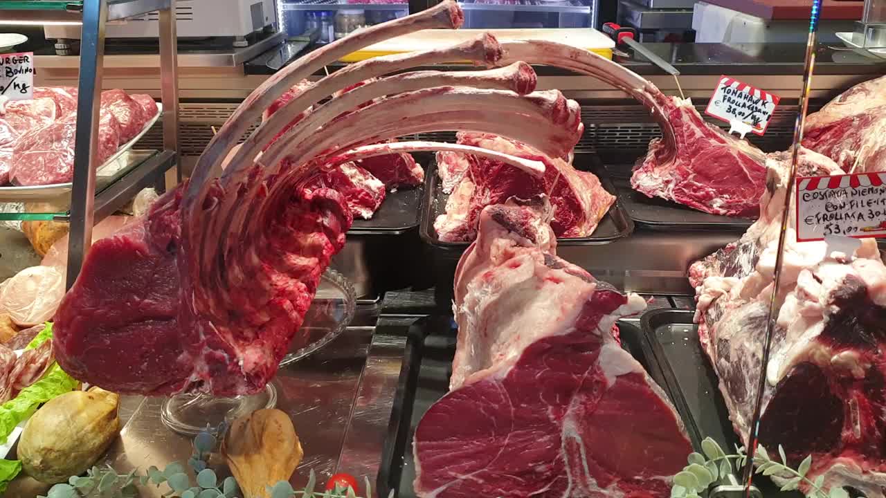 意大利牛肉切生肉在肉店出售优质牛排视频下载