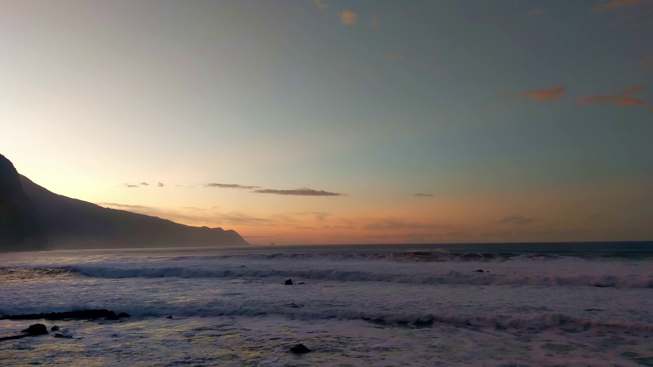 海滩或海洋上美丽如画的日落视频素材