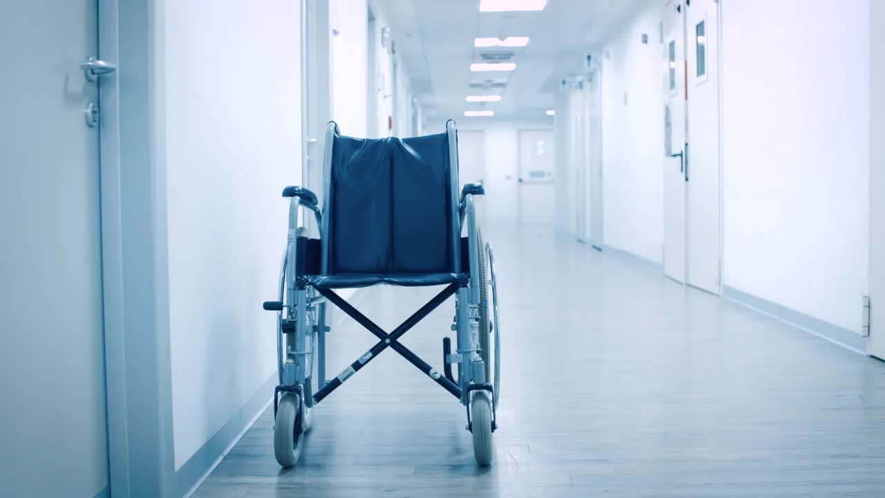 医院走廊里的空轮椅视频下载