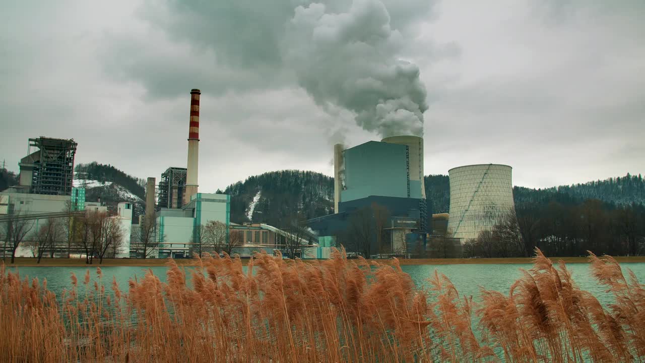 燃煤发电厂烟囱冒出的蒸汽烟雾视频素材