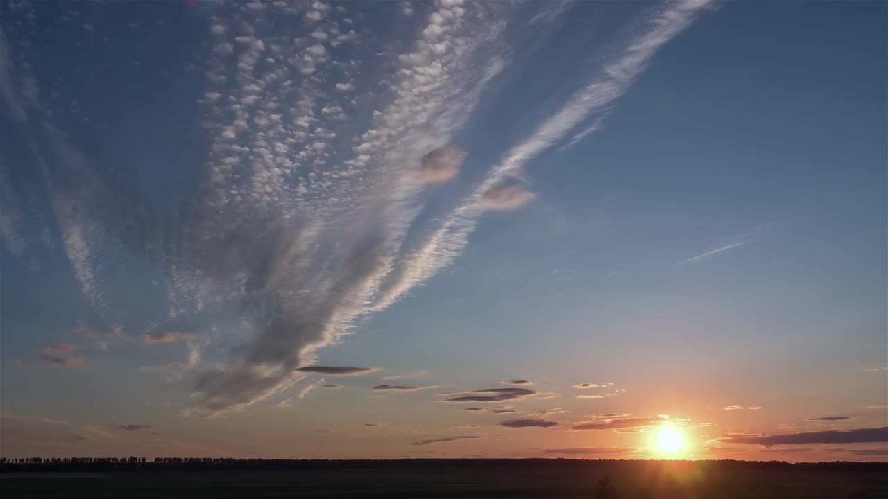 五彩缤纷的日落与云。视频下载
