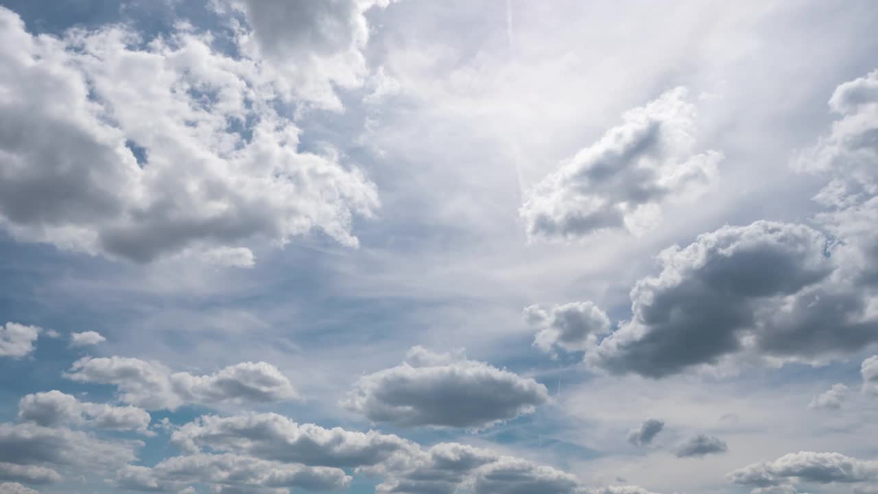 多云的天空与太阳的观点视频下载